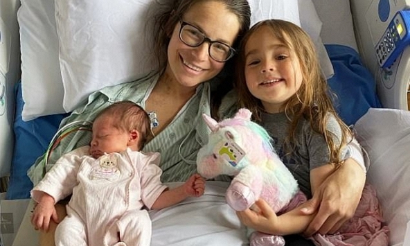 2 em bé cùng cha, cùng mẹ nhưng lại khác người đẻ ra