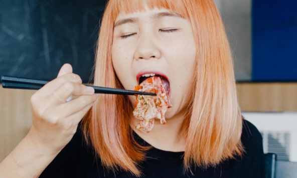 Ăn gì không quan trọng nhưng lúc ăn làm 4 việc này chất độc, vi nhựa, chất hóa dẻo thi nhau trôi tuột vào bụng