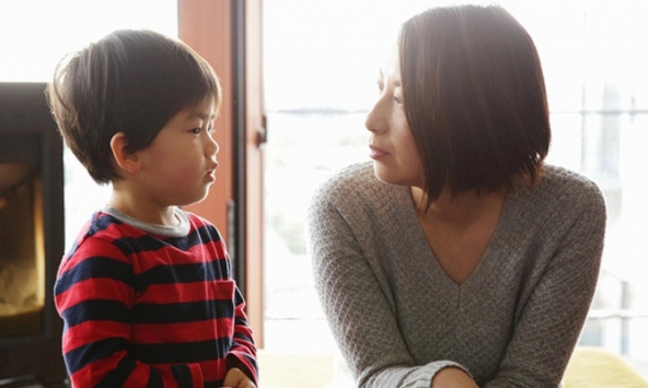 Đi làm về, thấy chồng xem 'phim hành động' trước mặt con mà tôi kinh sợ đến mức tái mét mặt mày