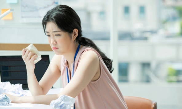 Định bán nhà 'cứu' bố chồng tương lai, tôi sốc tận óc khi vô tình thấy cuốn sổ tiết kiệm mà bạn trai giấu kín