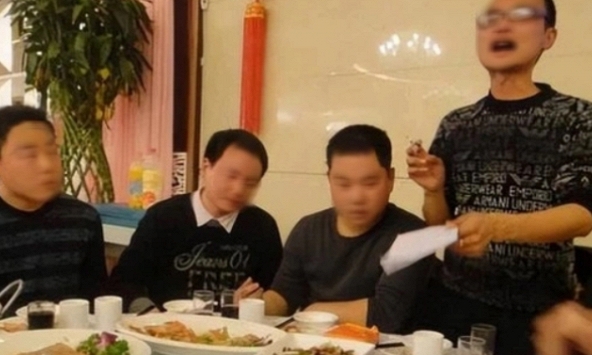 Đoạn video ngắn lớp trưởng chiếu trong buổi họp lớp khiến chúng tôi không tin vào mắt mình, ai cũng ngậm ngùi rút ví