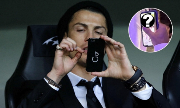 Không phải bạn gái Georgina, đây là “cô nàng” được Ronaldo đặt làm hình nền điện thoại