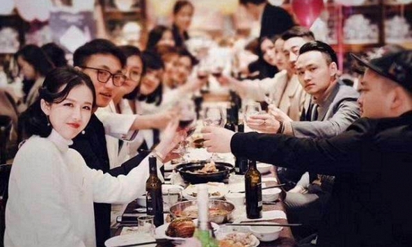 Chi phí ngất ngưởng khi đãi tiệc bạn bè và bài học về lòng ham hư vinh