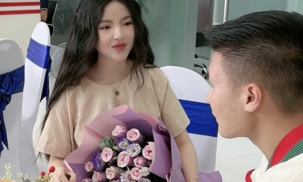 Quang Hải 'chơi lớn' đưa Chu Thanh Huyền đi mua ô tô nhân dịp sinh nhật