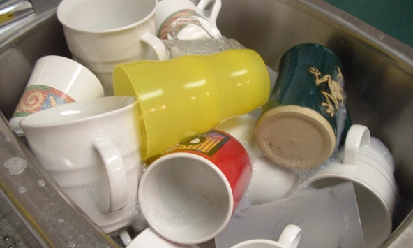 Trong nhà có 4 loại cốc này tiếc mấy cũng vứt, uống nước từ chúng không khác gì tự “đầu độc”