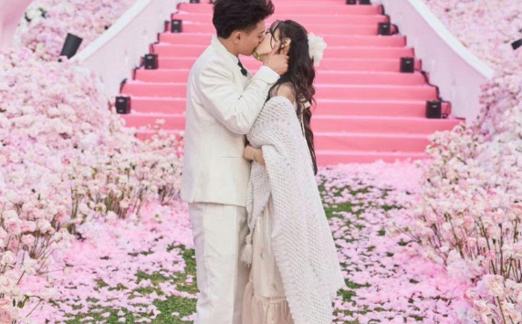 Nàng thơ gen Z mang thai con đầu lòng cho chủ tịch showbiz, sang tận Mỹ khám để bảo mật?