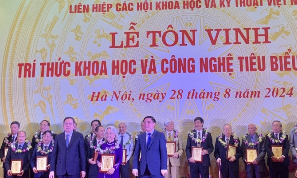PGS.TS. AHLĐ Nguyễn Thị Trâm  và TS. Vũ Bích Hậu được vinh danh tại Lễ tôn vinh trí thức khoa học và công nghệ tiêu biểu lần thứ 5