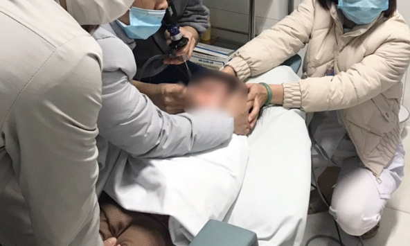 Thấy bé gái có biểu hiện lạ sau nửa tháng tắm thác nước, bố mẹ cho nhập viện thì phát hiện thứ đáng sợ trong mũi con