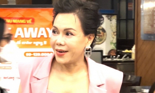 Việt Hương vội vã đi sự kiện sau loạt lùm xùm