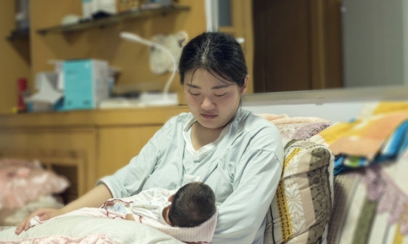 Con vừa ra đời được 1 tuần, chồng tôi đã vội đi làm giấy khai sinh, nhìn cái tên anh tự ý đặt mà tôi tức đến đau ngực