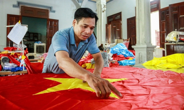  Làng nghề thêu cờ Tổ quốc truyền thống tất bật trước Quốc Khánh 2/9