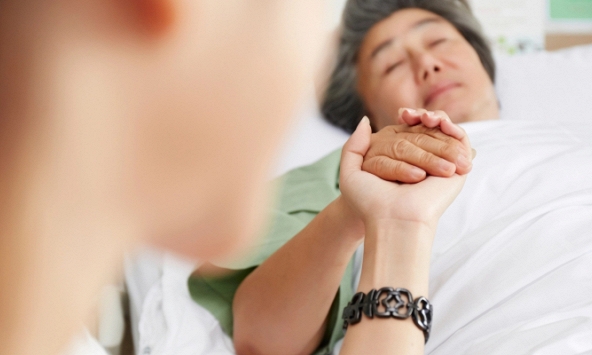 Mỗi tháng nhận lương hưu, tôi lại chia đều cho các cháu, đến lúc bệnh cần tiền, các con đưa trả 2 cái túi vải