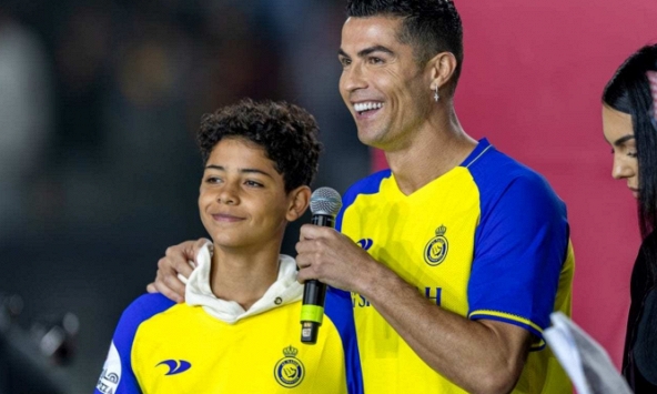 Bị con trai giận suốt 2 ngày chỉ vì một trận đấu, Ronaldo có chia sẻ bất ngờ: Tôi thấy hạnh phúc