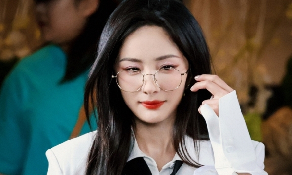 Dương Mịch đẹp phong thần như nữ tổng tài đời thực, U40 mà trẻ trung chẳng khác thần tượng 2k4 mới ra mắt