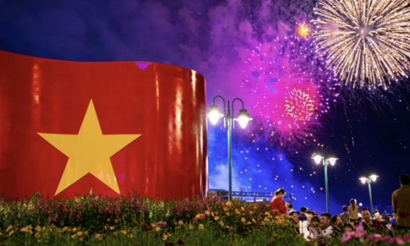 Pháo hoa rực sáng bầu trời TP.HCM tối 2/9, người dân thích thú trải nghiệm khung cảnh khó quên của ngày lễ Độc lập