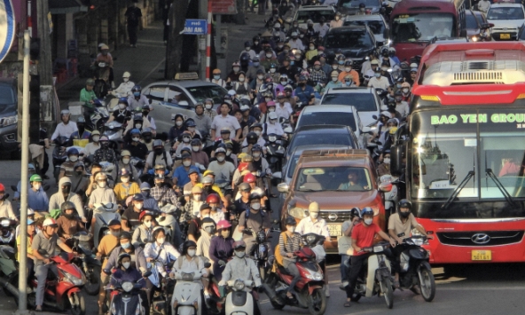 Ngày đầu tiên đi làm sau kỳ nghỉ lễ: Dòng xe chen cứng không một kẽ hở, người dân 'chôn chân' trong nắng nóng