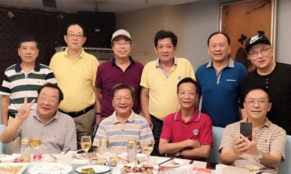 Lúc lớp trưởng đưa cho tôi một chiếc phong bì đầy tiền, tôi mới hiểu lý do thừa 3 mâm cỗ trong buổi họp lớp tại nhà tôi