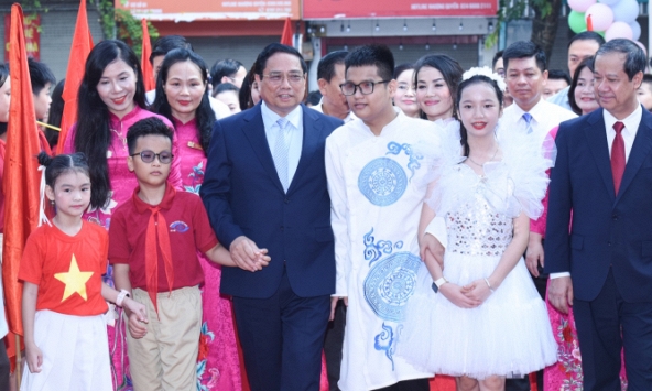 Thủ tướng Phạm Minh Chính dự Lễ khai giảng tại trường PTCS Nguyễn Đình Chiểu