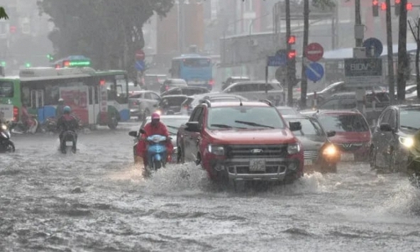Tối mai, Hà Nội bắt đầu có dông lốc mạnh, có khả năng ngập lụt trên diện rộng