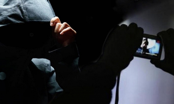 Camera giấu kín hé lộ bí mật kinh hoàng của thợ sửa ống nước suốt 10 năm