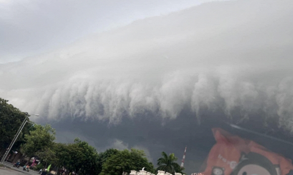 Hình ảnh lạ trên bầu trời Nghệ An trước thời điểm siêu bão Yagi đổ bộ Việt Nam