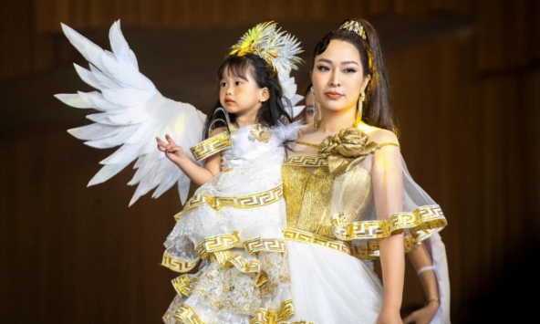  Mẫu nhí 2,5 tuổi gây sốt làng thời trang Việt