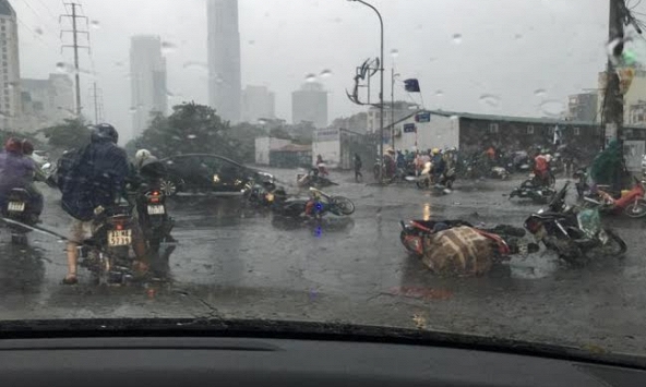  Bão số 3 sẽ mạnh nhất vào lúc 17 giờ chiều nay: Nếu thấy đột nhiên lặng gió, không nên ra ngoài ngay lúc này