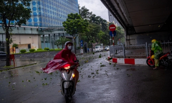 Hà Nội bắt đầu gió giật cực mạnh kèm mưa lớn do bão YAGI, người dân gồng mình lái xe về nhà