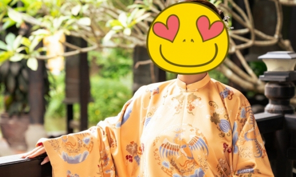 Rũ bỏ những bộ cánh gợi cảm, nàng siêu mẫu này gây chú ý khi diện trang phục 'kín như bưng'