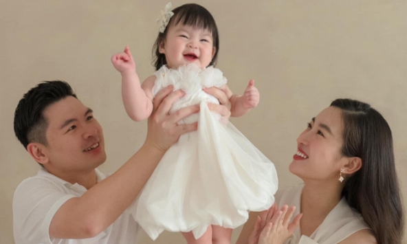 Đỗ Mỹ Linh tiết lộ hình ảnh chồng chủ tịch khi ở nhà, ái nữ 1 tuổi lại có hành động khiến ai cũng bật cười