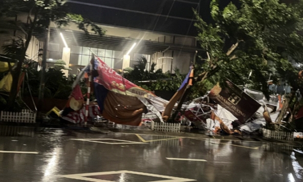 Đường phố Hà Nội sau khi bão Yagi “càn quét” với sức gió khủng khiếp