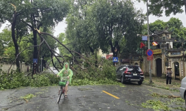 Người dân Hà Nội bàng hoàng trước khung cảnh buổi sáng của Thủ đô sau đêm bão Yagi quần thảo