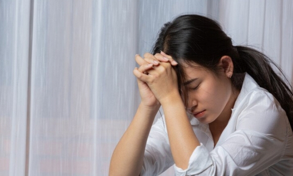 1h sáng, tôi hoảng loạn khi thấy hành động của con gái qua khe cửa phòng tắm, đến giờ mới biết lý do con luôn mặc áo dài kín tay