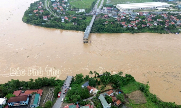 Hiện trường từ trên cao vụ sập cầu Phong Châu khiến hàng chục người và phương tiện rơi xuống sông