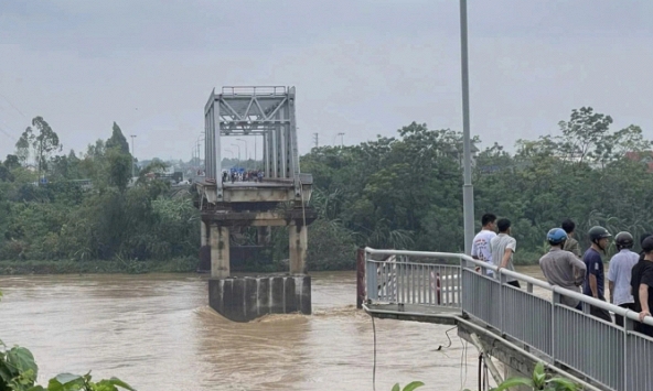 Sập cầu Phong Châu ở Phú Thọ