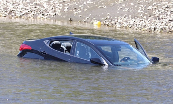 Từ vụ sập cầu ở Phú Thọ, trang bị ngay 5 kỹ năng thoát hiểm trong gang tấc khi ô tô rơi xuống nước