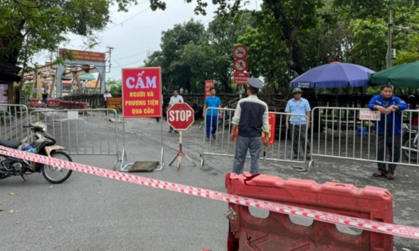 Cấm tất cả phương tiện qua cầu Long Biên