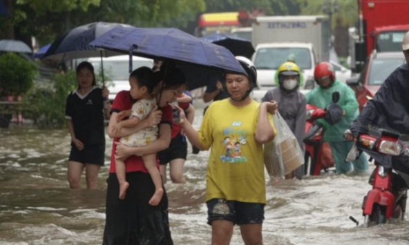 Hà Nội: Khu vực Lê Trọng Tấn, Hoài Đức ngập sâu sau đêm mưa lớn