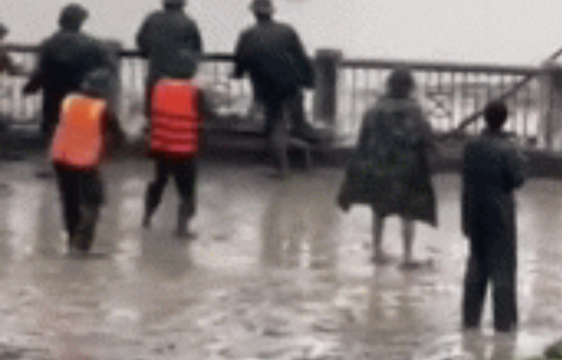 Khoảnh khắc giải cứu 1 chiến sĩ bị nước lũ cuốn trôi trong nỗ lực ngăn cản sà lan đâm vào cầu Cốc Lếu ở Lào Cai