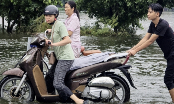 Khu đô thị Văn Quán, Hà Đông, Hà Nội: Đường và hồ 'hòa làm một', người dân  bì bõm lội qua