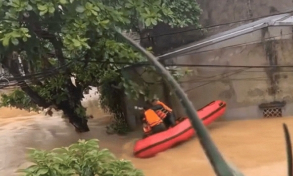 Các chiến sĩ bị lật thuyền khi đang thực hiện công tác cứu hộ tại Yến Bái khiến nhiều người xót xa 