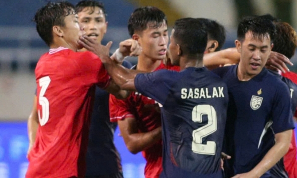 Cận cảnh tình huống Quế Ngọc Hải lãnh trọn cú tát của cầu thủ Thái Lan, sân Mỹ Đình đã trải qua một tối chưa từng có trong lịch sử