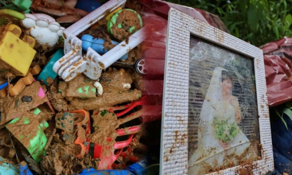 Hiện trường đau xót vụ sạt lở khiến cả gia đình nữ giáo viên tử vong: Tìm thấy ảnh cưới và đồ chơi của các con lấm lem bùn đất