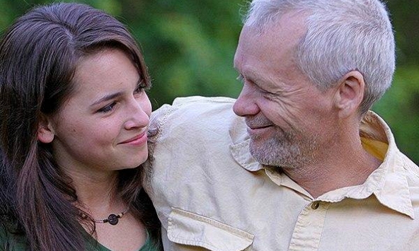 Khi biết bạn trai có lương hưu 17 triệu/tháng, tôi xin anh 300 triệu cho con ăn học, câu đáp trả của anh làm tôi suy nghĩ cả đêm