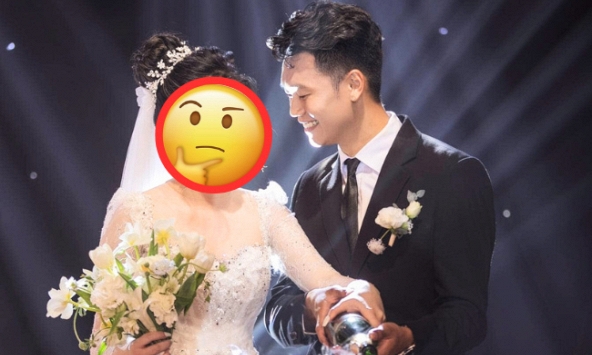 Nàng WAG xin chồng ra ngoài lúc nửa đêm, làm một việc khiến chồng cầu thủ tự hào, dân mạng xuýt xoa: Vừa đẹp vừa tốt bụng