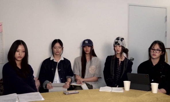 NewJeans chính thức tuyên chiến với HYBE, livestream 20 phút không khác gì 'tự đào hố chôn mình'