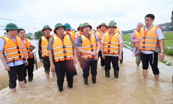 Thủ tướng chỉ đạo bảo đảm an toàn đê điều, hồ đập; triển khai phương tiện, kể cả trực thăng, hỗ trợ người dân