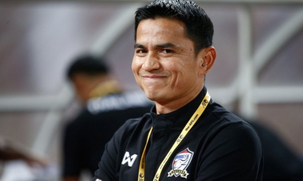 HLV Kiatisuk gửi tiền 3 lần trong đêm để ủng hộ bà con vùng lũ ở Việt Nam, xúc động chia sẻ: “Tôi có thể giúp một phần nhỏ bé”