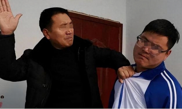 Vào ĐH danh giá vẫn bị bố đánh, đứa con quá giận liền đến đồn cảnh sát tố cáo: Diễn biến sau đó khiến cậu chấn động suốt nhiều năm