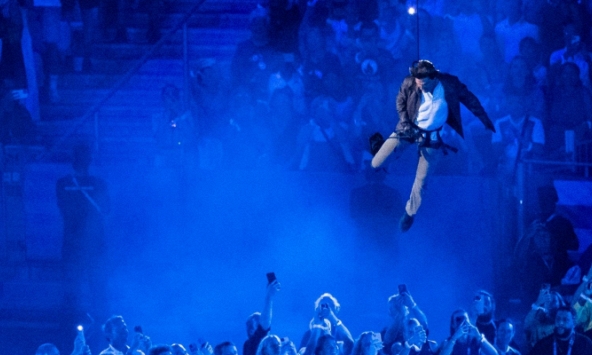 Sốc với số tiền sao hạng A được trả để nhảy từ độ cao 42m tại bế mạc Olympic